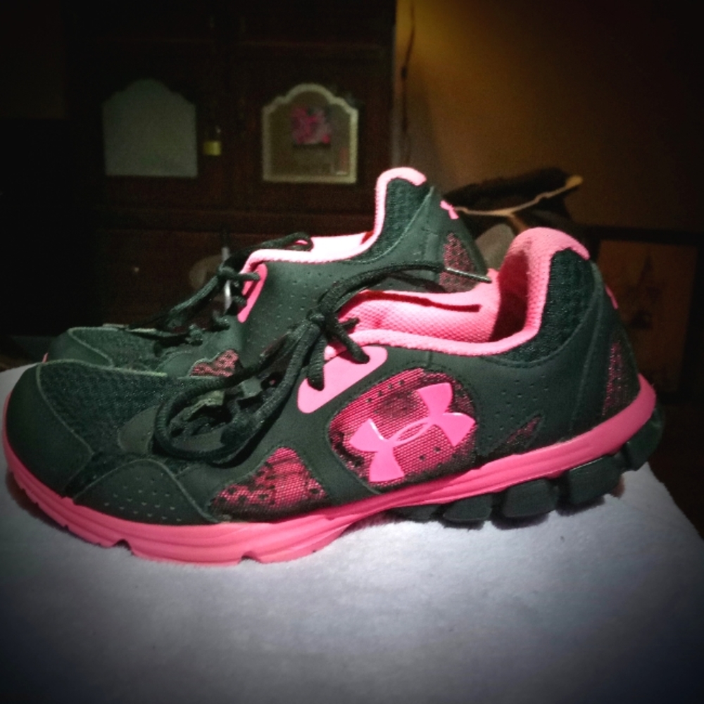 Hot Pink and Black Under Armor Tennishoes!